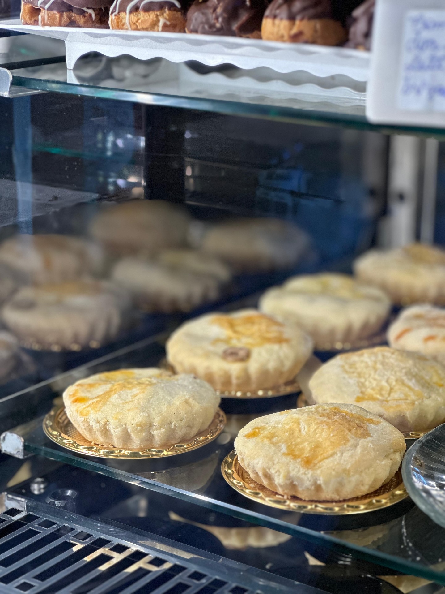 Empadas douradas na vitrine de salgados