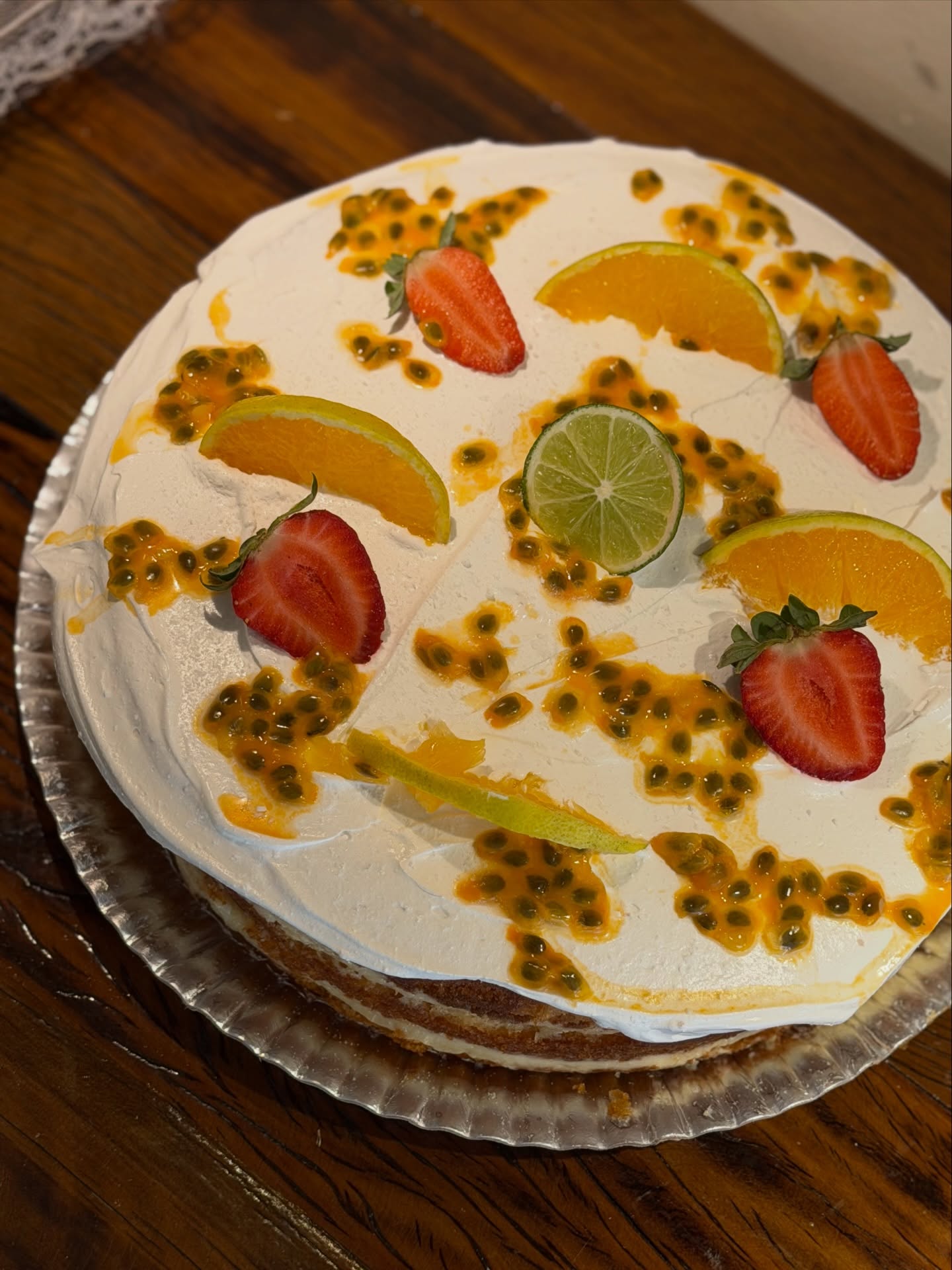 Bolo decorado com frutas cítricas e morangos