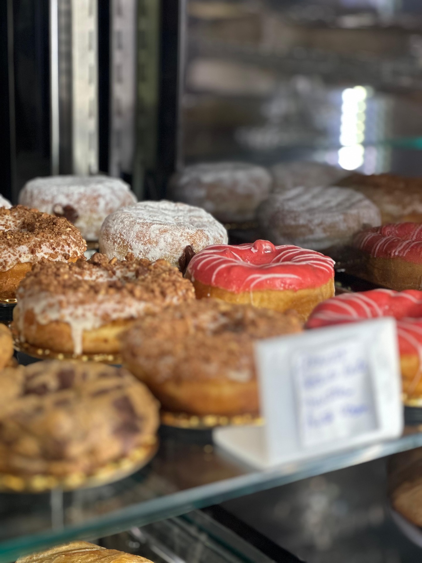 Donuts coloridos com coberturas variadas