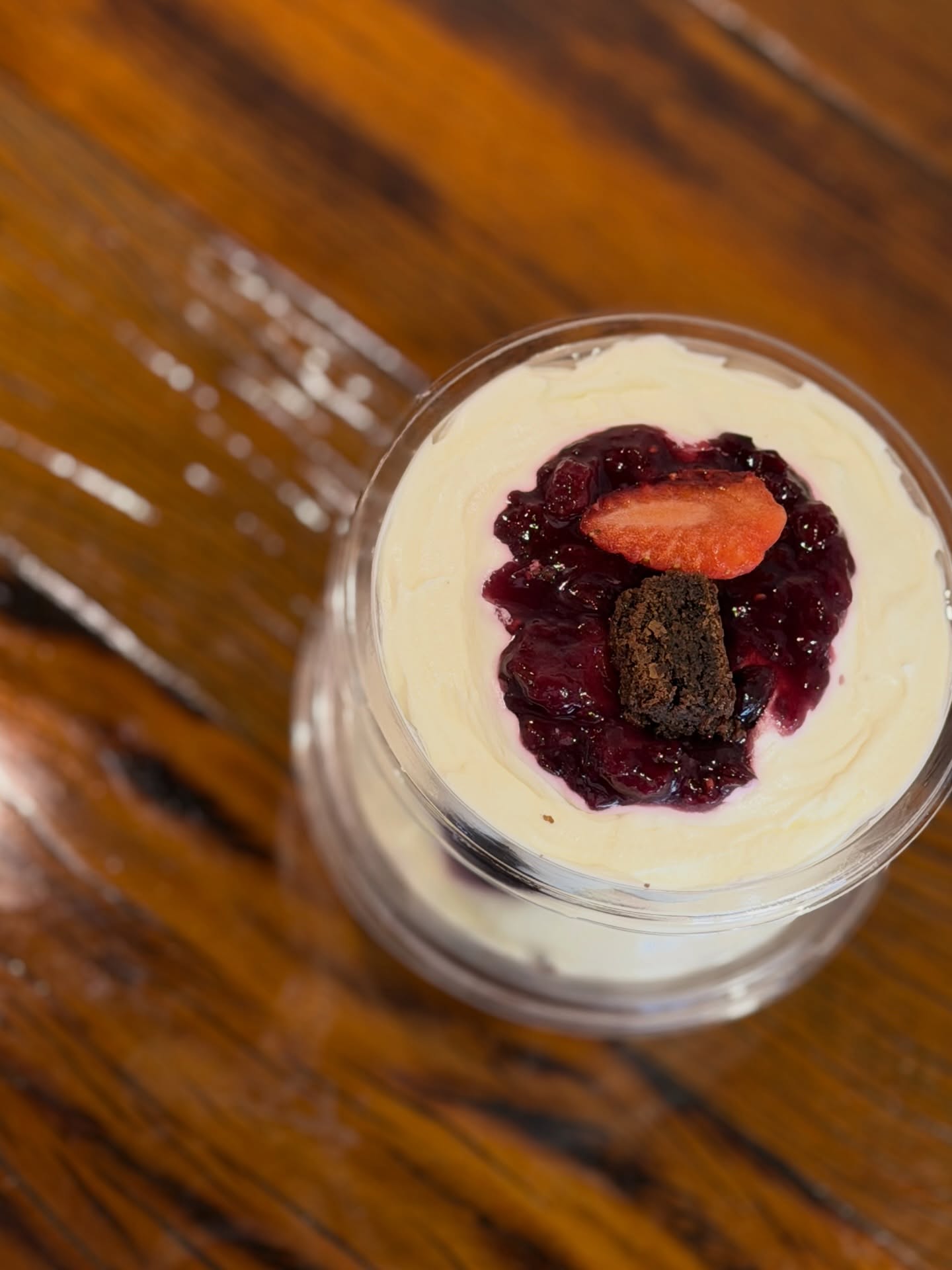 Copo de sobremesa com camadas de creme e frutas